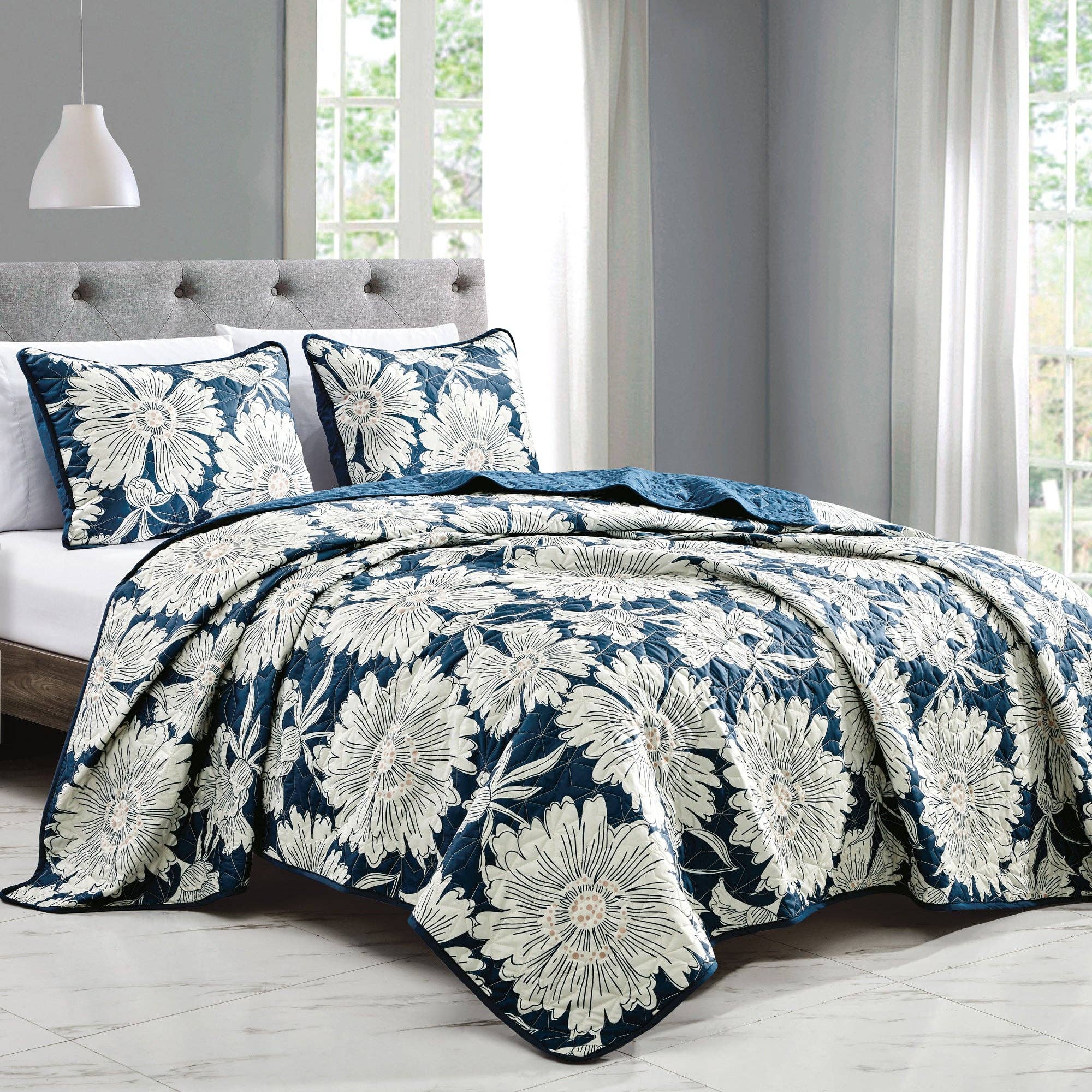 White Flower Quilt Set