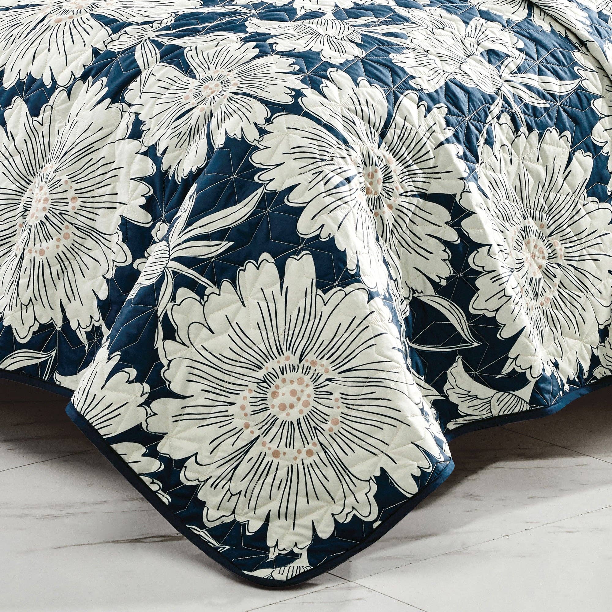 White Flower Quilt Set