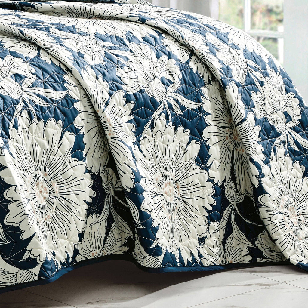 White Flower Quilt Set