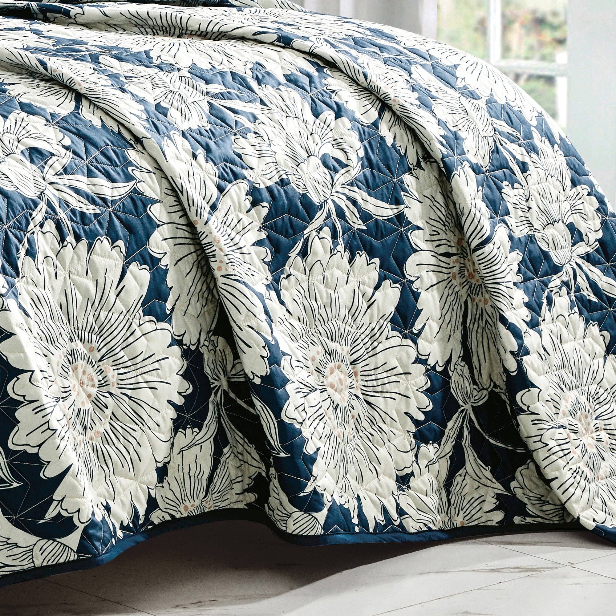 White Flower Quilt Set