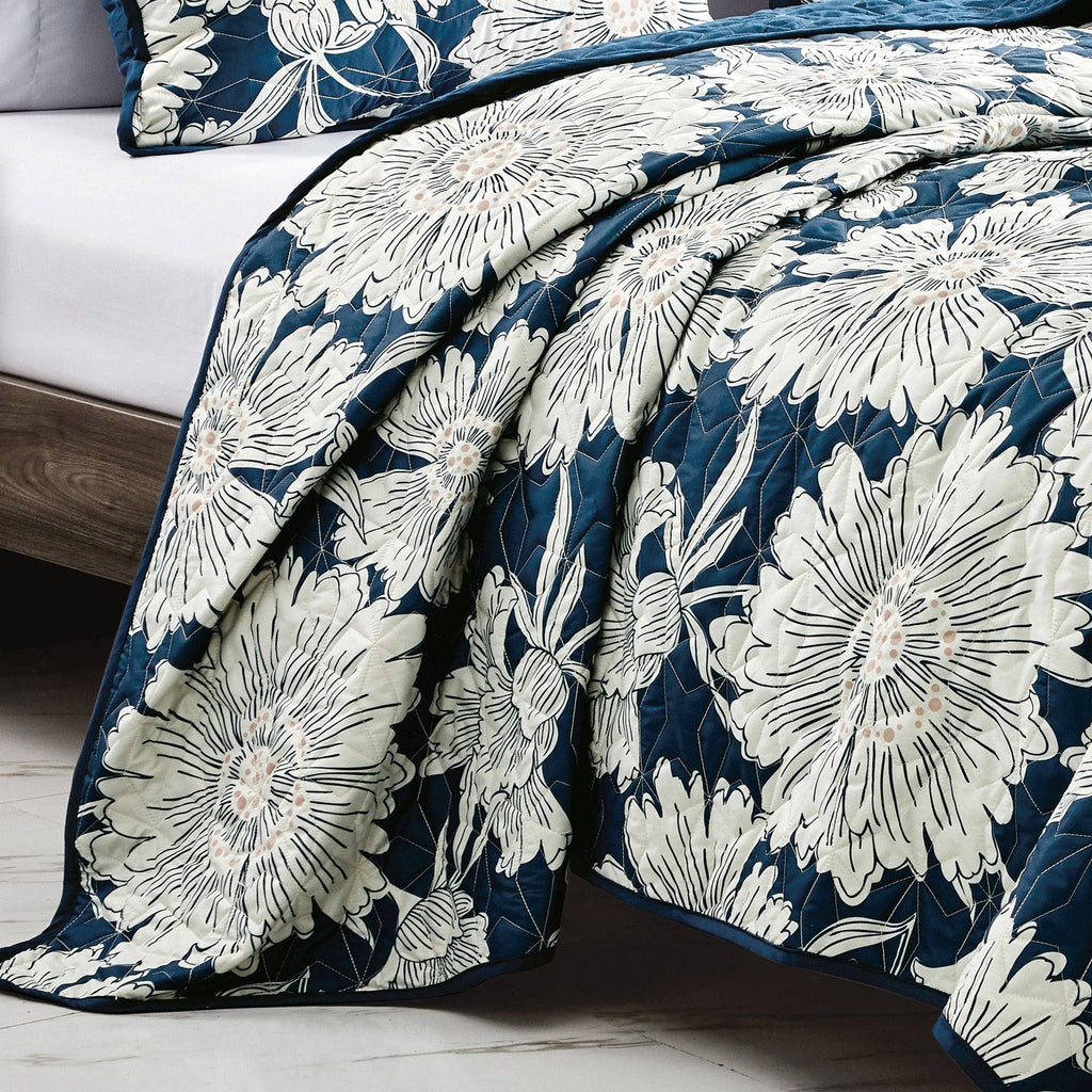 White Flower Quilt Set