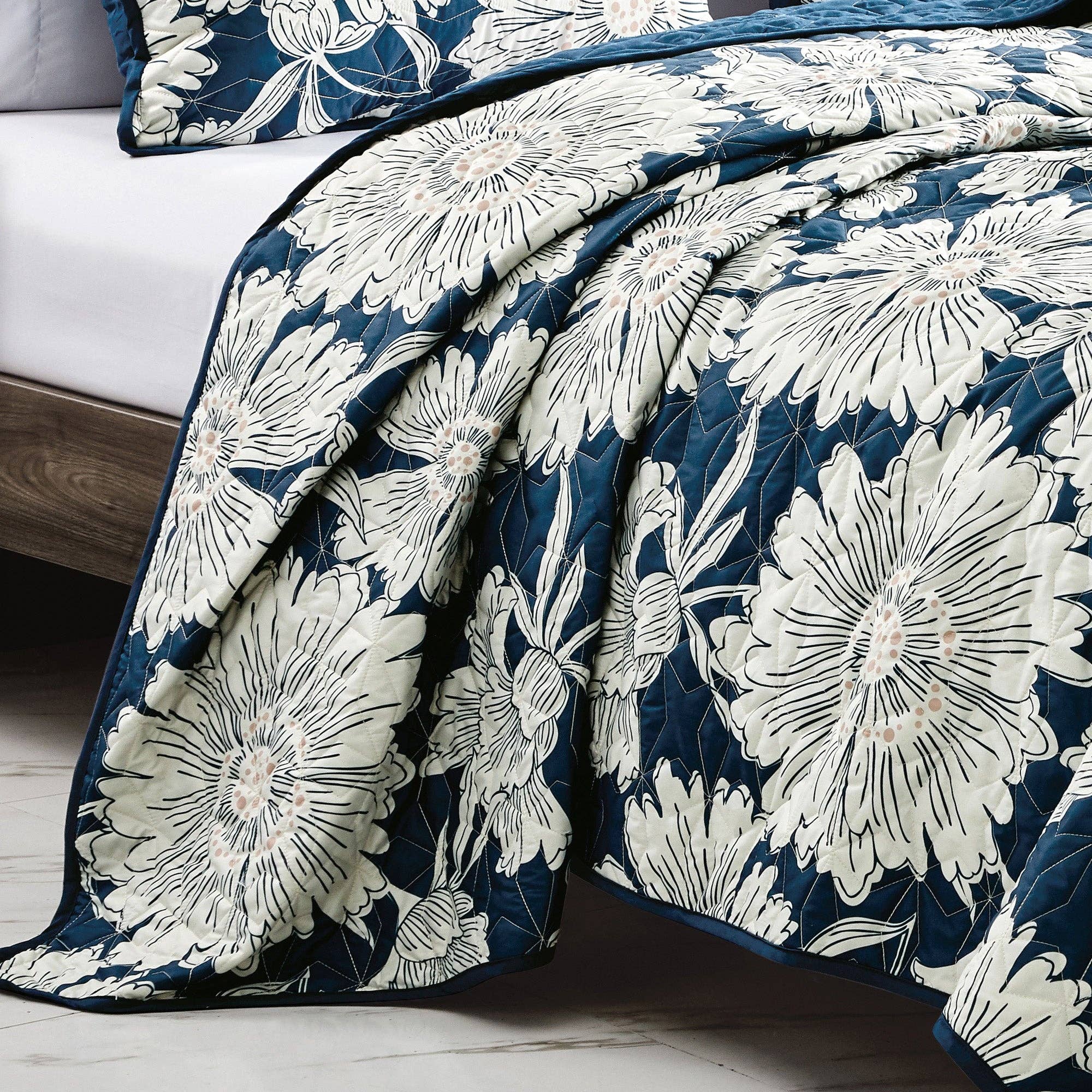 White Flower Quilt Set