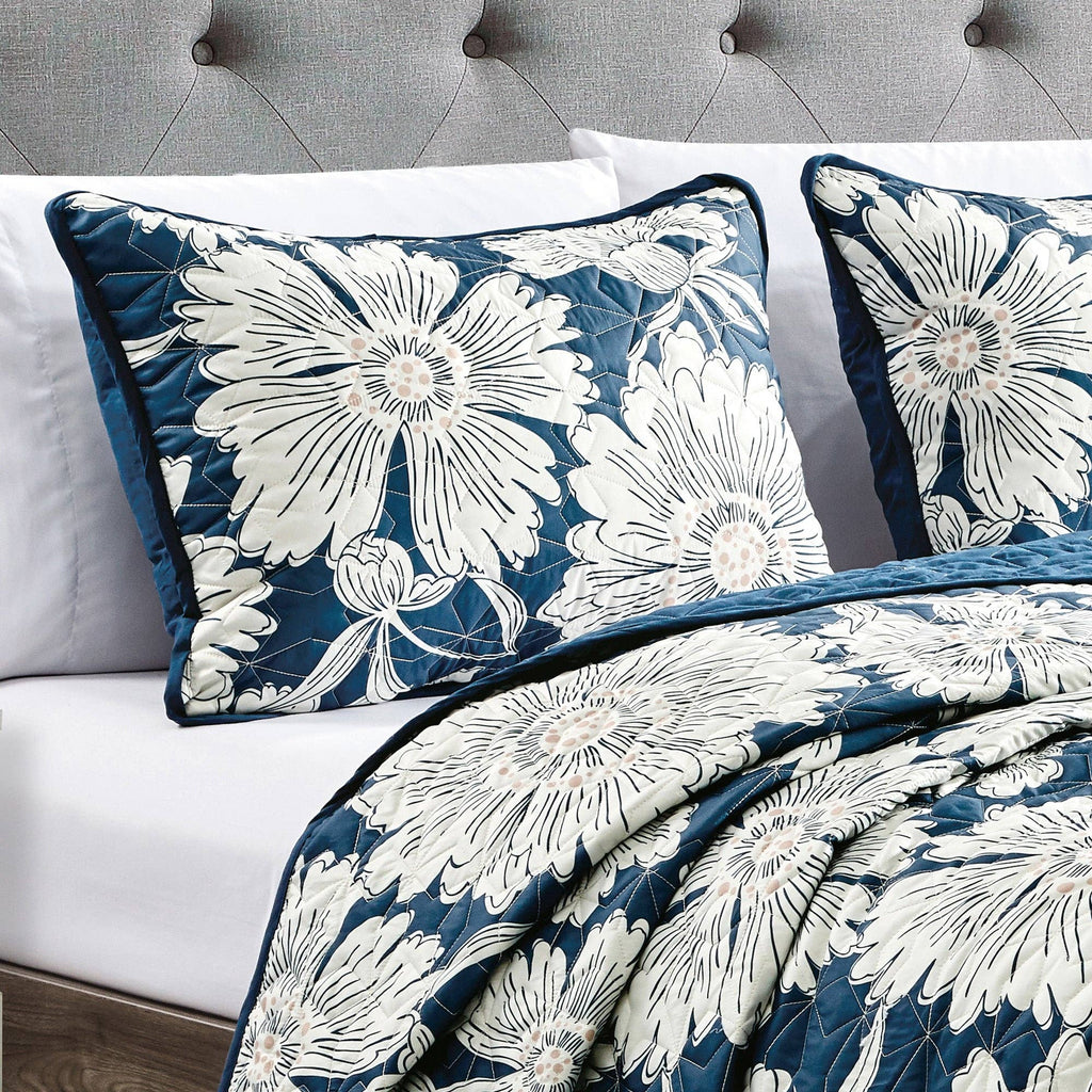White Flower Quilt Set