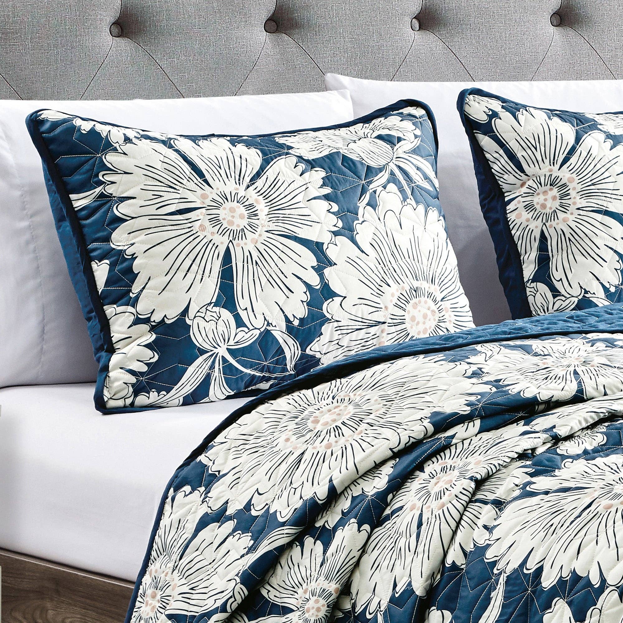 White Flower Quilt Set