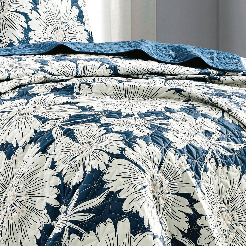 White Flower Quilt Set